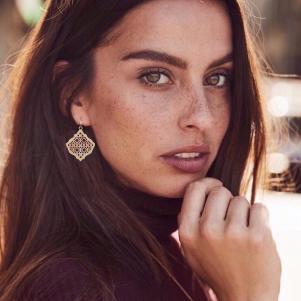 KENDRA SCOTT • Kirsten Filigree Logo Drop Earrings - Picture 2 of 3